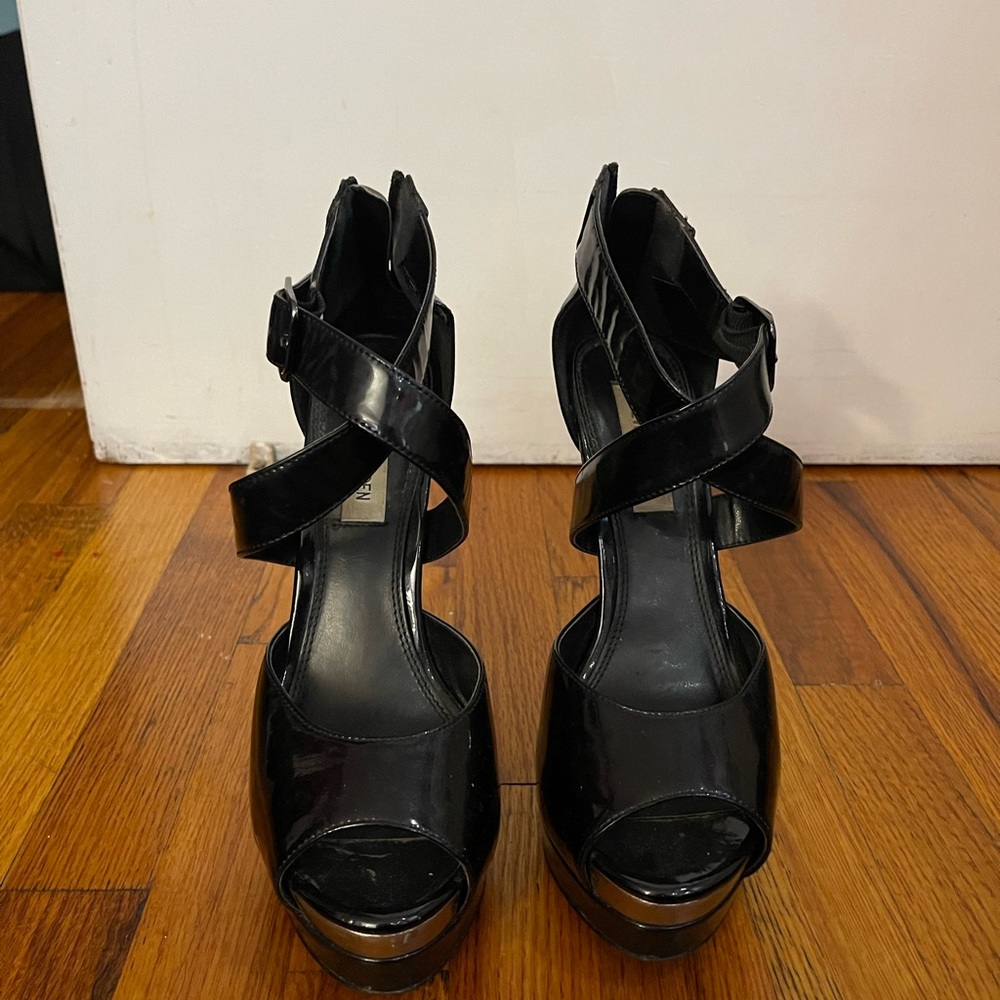 Steve Madden “ Wind It Up” Heels